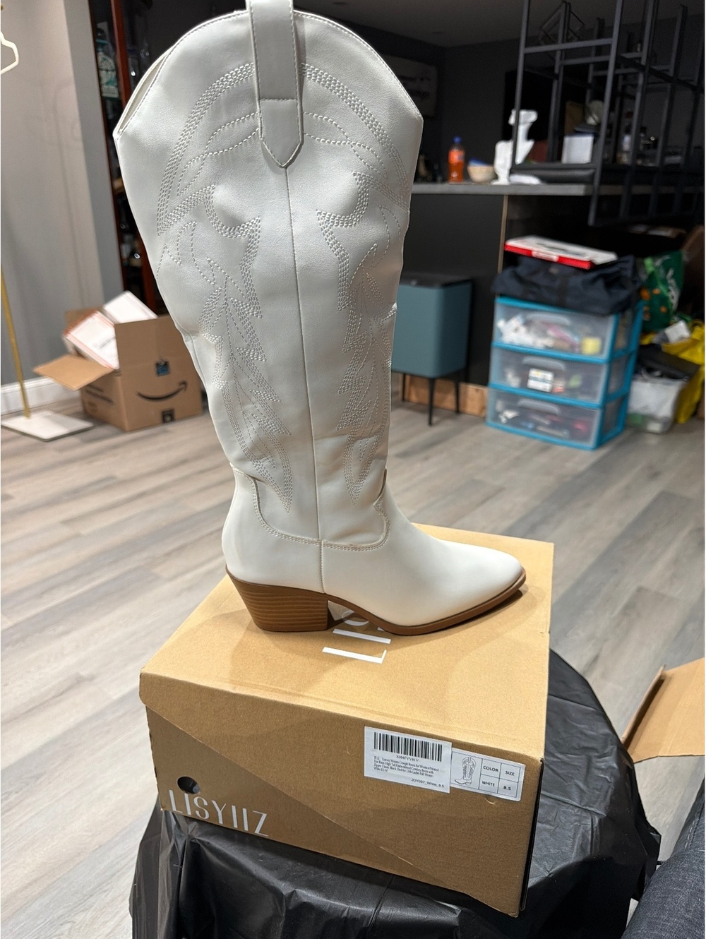 Women’s White Embroidered Western Cowboy Boots – Size 8.5